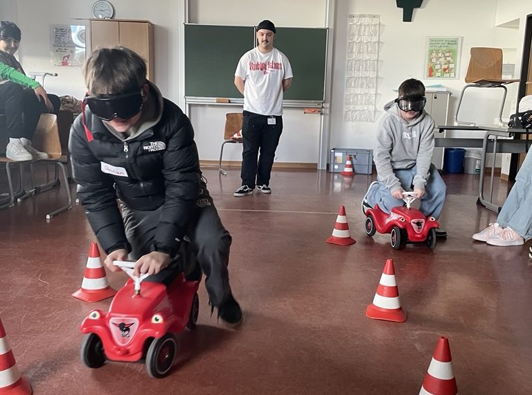 Rauschbrillen-Aktion zur Aufklärung über Gefahren unter Alkohol- und Drogeneinfluss